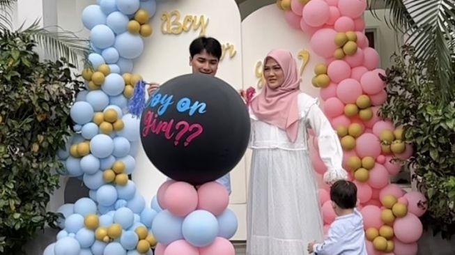 Potret Gender Reveal Anak Henny Rahman (instagram/@hennyyrahman)