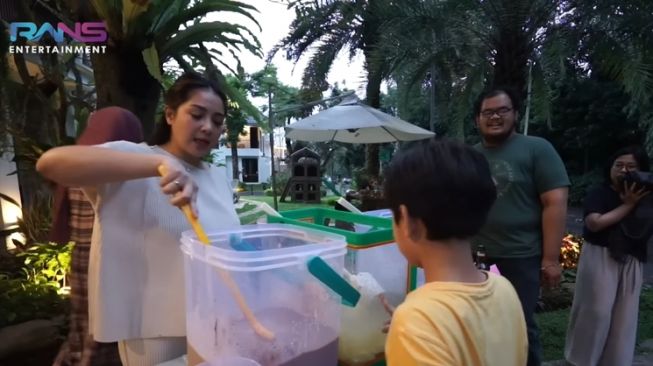 Momen Rayyanza dan Nagita Slavina Jualan Es (YouTube/Rans Entertainment)