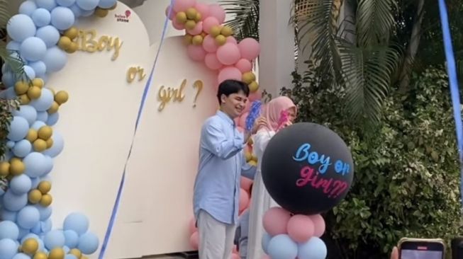 Potret Gender Reveal Anak Henny Rahman (instagram/@hennyyrahman)