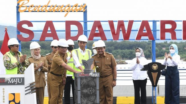 Presiden Joko Widodo (Jokowi) didampingi Gubernur Jawa Barat Ridwan Kamil dan sejumlah menteri meresmikan Bendungan Sadawarna di Kecamatan Cibogo, Kabupaten Subang, Jawa Barat. [Foto: Kris - Biro Pers Sekretariat Presiden]