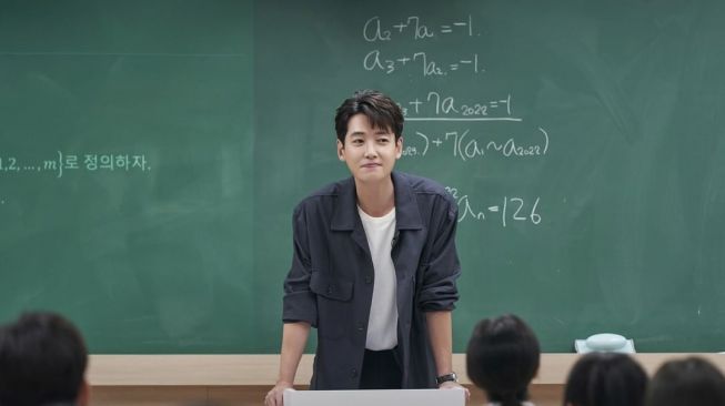 5 Potret Jung Kyung Ho di Crash Course in Romance, Drama Terbarunya yang Bakal Tayang di Tahun Depan