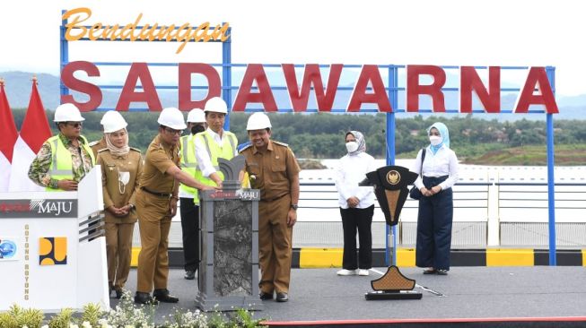 Presiden Joko Widodo atau Jokowi meresmikan Bendungan Sadawarna yang dibangun di Kabupaten Sumedang, Jawa Barat, Selasa (27/12/2022). (Kris - Biro Pers Sekretariat Presiden)