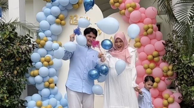 Kena Nyinyiran Netizen, Intip 9 Potret Gender Reveal Anak Henny Rahman dan Alvin Faiz yang Digelar Secara Mewah