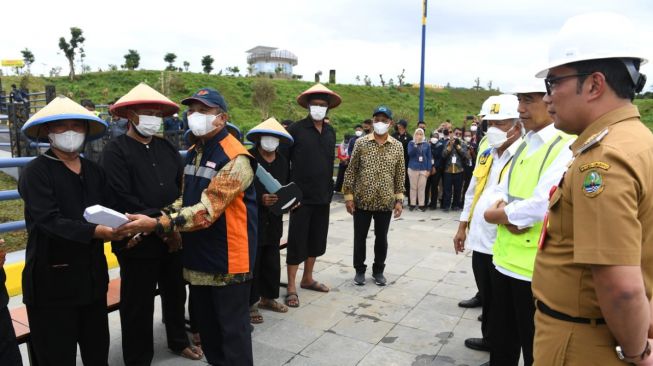 Bak Dapat Durian Runtuh! Asroni Dikasih Rp 1 Juta Langsung Oleh Jokowi: Alhamdulillah!