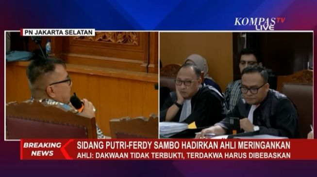 Ahli hukum pidana Elwi Danil sebagai saksi ahli untuk meringankan Ferdy Sambo, Selasa (27/12/2022). (YouTube/KOMPASTV)