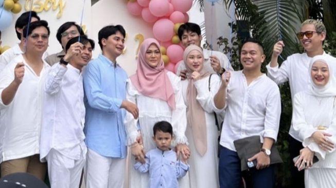 Potret Gender Reveal Anak Henny Rahman (instagram/@hennyyrahman)