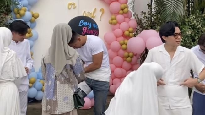 Potret Gender Reveal Anak Henny Rahman (instagram/@hennyyrahman)