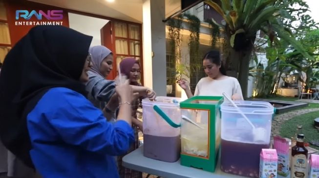 Momen Rayyanza dan Nagita Slavina Jualan Es (YouTube/Rans Entertainment)