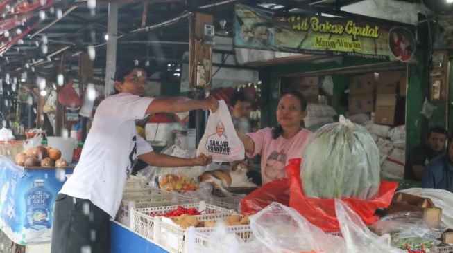 Pedagang Hingga Tukang Becak di Pasar Ciputat Dapat Sembako Gratis