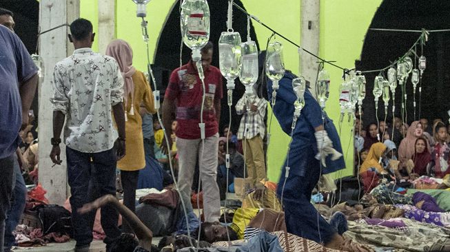 Sejumlah Imigran Etnis Rohingya mendapatkan perawatan medis di lokasi penampungan sementara di SMP Negeri 2 Curei, Kecamatan Muara Tiga, Kabupaten Pidie, Aceh, Senin (26/12/2022). [ANTARA FOTO/Joni Saputra].