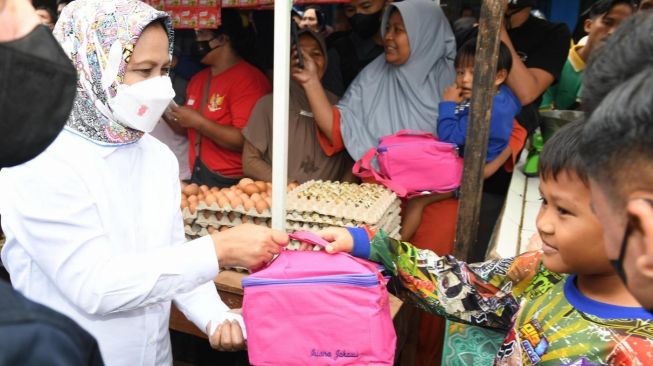 Ibu Negara Iriana Jokowi Iriana memberikan bingkisan perelengkapan sekolah di Pasar Baru Subang, Kabupaten Subang, Jawa Barat, Selasa (27/12/2022). [Foto: Kris - Biro Pers Sekretariat Presiden]