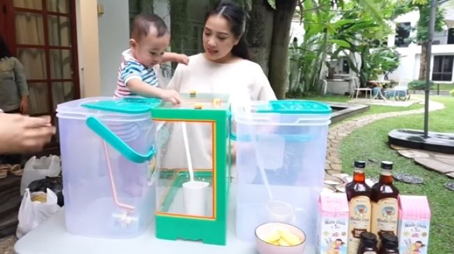 Momen Rayyanza dan Nagita Slavina Jualan Es (YouTube/Rans Entertainment)