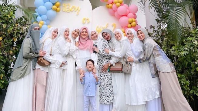 Potret Gender Reveal Anak Henny Rahman (instagram/@hennyyrahman)