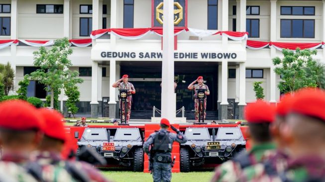 Kapolri Dan Panglima Tni Terima Baret Merah Dan Brevet Komando Dari