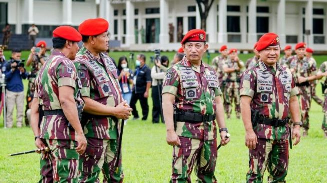 Kapolri Jenderal Pol. Listyo Sigit Prabowo dan Panglima TNI Laksamana Yudo Margono menerima Baret Merah dan Brevet Komando dari pasukan elite Komando Pasukan Khusus (Kopassus) TNI AD di Mako Kopassus Cijantung, Jakarta Timur, Selasa (27/12/2022). [Foto dok. Polri]