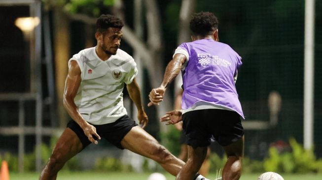 Pemain Timnas Indonesia berlatih di lapangan A, Senayan, Jakarta, Selasa (27/12/2022). Skuad Garuda bersiap untuk menghadapi Thailand di matchday ketiga Grup A Piala AFF 2022 yang akan digelar di SUGBK, Kamis (29/12/2022). [Twitter PSSI]