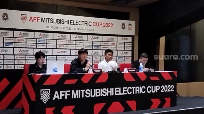 Pelatih Timnas Indonesia Shin Tae-yong (kedua kiri) dan Asnawi Mangkualam (kanan) saat konferensi pers jelang mengahadapi Thailand. (Suara.com /Adie Prasetyo Nugraha).