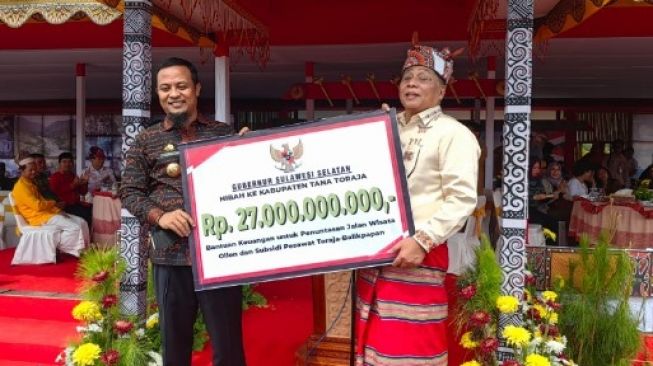 Gubernur Sulsel Serahkan Bantuan Keuangan Rp27 Miliar ke Toraja, Tuntaskan Pembangunan Wisata Ollon dan Subsidi Tiket