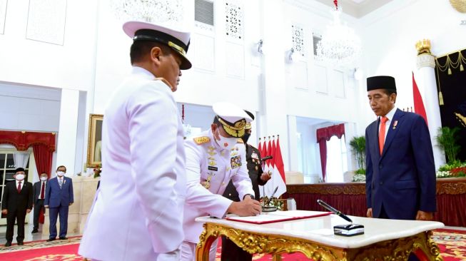 Presiden Joko Widodo atau Jokowi melantik Pangkogabwilhan I Laksamana Madya (Laksdya) Muhammad Ali sebagai Kepala Staf Angkatan Laut (KSAL) di Istana Negara, Rabu (28/12/2022). [Foto: Muchlis Jr - Biro Pers Sekretariat Presiden]