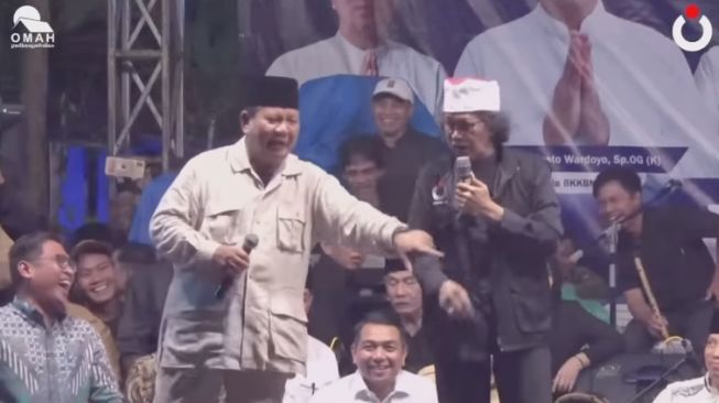 'Terlalu Lembek' Cak Nun Ledek Nyanyian Prabowo di Depan Jemaah Maiyah