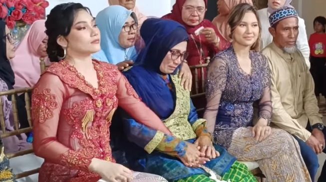 10 Momen Indah Permatasari Kembali Harmonis dengan Ibunya di Acara Lamaran Adik, Saling Berpegangan Tangan dengan Erat