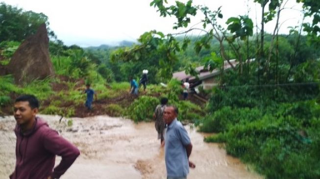 Maros Dilanda Banjir, Gubernur Sulsel Andi Sudirman Salurkan Bantuan Logistik