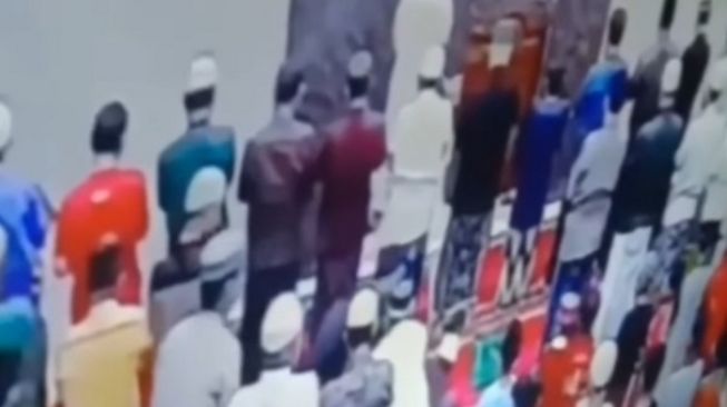 Roboh di Rakaat Kedua, Pria Berkoko Putih Meninggal saat Salat Berjemaah di Masjid Penggilingan