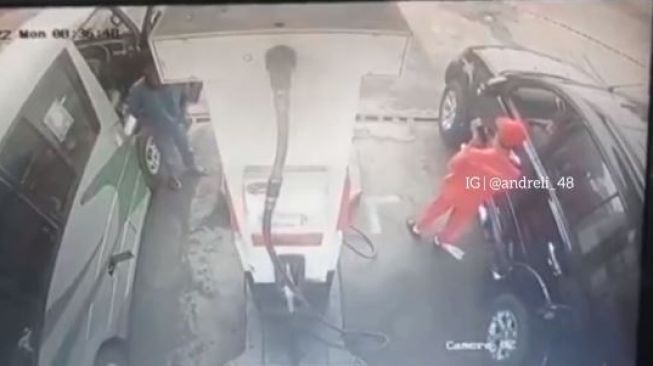 Viral Penumpang Mobil Mewah Pukul Petugas SPBU Gara-gara Ngotot Beli BBM Subsidi