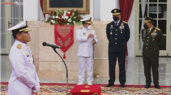 Laksamana Muhammad Ali dilantik sebagai KSAL oleh Presiden Joko Widodo atau Jokowi di Istana Negara, Rabu (28/12/2022). (YouTube Sekretariat Presiden).