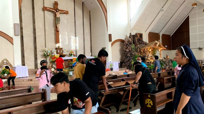 Wujud Kebhinekaan, Relawan GMC DIY Bersihkan Gereja Hingga Berbagi Parcel