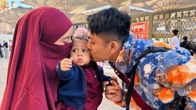 Potret artis pakai cadar saat umrah (Instagram/@lestykejora)