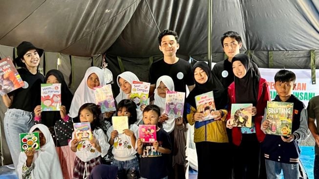 Abang None 2022 Amanda Endrinayla Ajarkan Bahasa Inggris ke Anak-Anak Korban Gempa di Cianjur