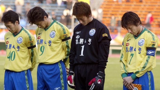 Shin Tae-yong (kanan) ketika menjadi kapten klub Korea Selatan Seongnam I lhwa Chunma jelang pertandingan melawan klub Tiongkok Dalian Shide di Stadion Nasional Tokyo, 19 Februari 2003. AFP PHOTO/Kazuhiro NOGIKAZUHIRO NOGI / AFP.