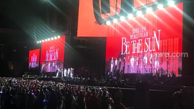 Konser Seventeen di Stadion Madya GBK, Jakarta pada Rabu (28/12/2022). [Suara.com/Sumarni]