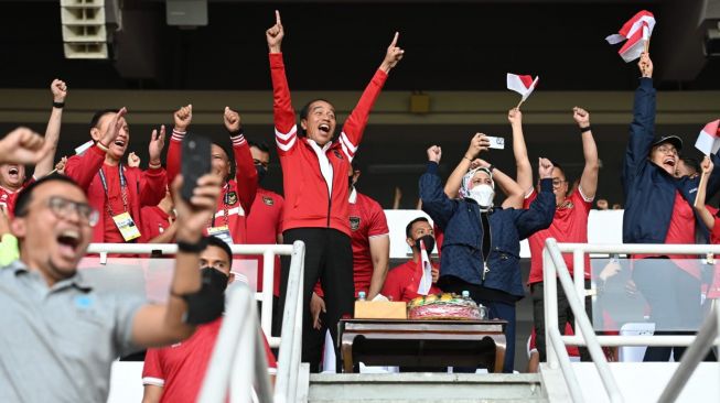 Presiden Joko Widodo atau Jokowi menyaksikan Piala AFF 2022 yang mempertemukan Timnas Indonesia melawan Thailand di Stadion Utama Gelora Bung Karno, Jakarta, Kamis (29/12/2022). [Ist/ Agus Suparto]