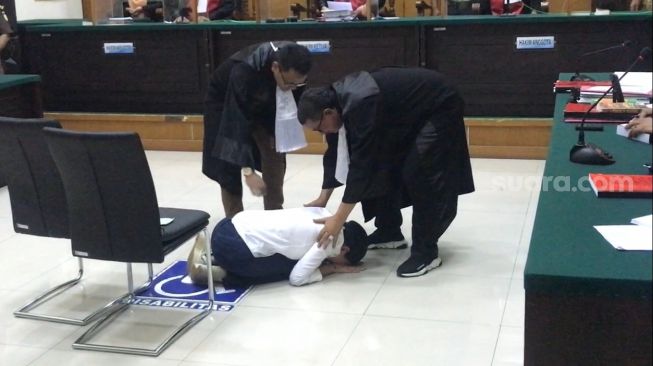 Nikita Mirzani menangis sujud syukur divonis bebas di PN Serang pada Kamis (29/12/2022). [Suara.com/Adiyoga Priyambodo]