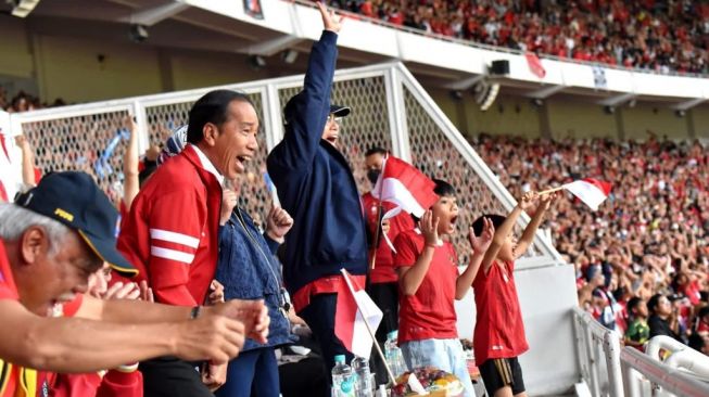 Ekspresi Presiden Joko Widodo atau Jokowi saat menonton langsung laga Indonesia vs Thailand pada pertandingan PIala AFF 2022 di Stadion GBK, Jakarta, Kamis (29/12/2022). (Agus Suparto)