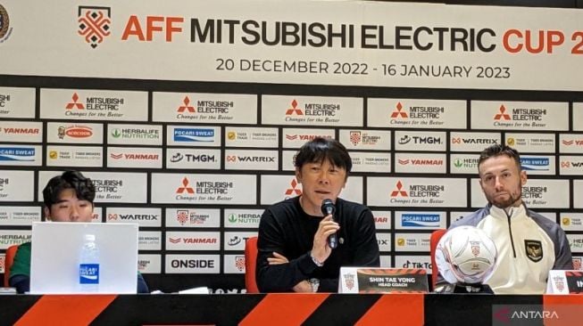 Gelandang Timnas Indonesia, Marc Klok (kanan) dalam konferensi pascalaga Grup A Piala AFF 2022 versus Thailand di Stadion Utama Gelora Bung Karno (SUGBK), Jakarta, Kamis (29/12/2022). (ANTARA/Michael Siahaan)