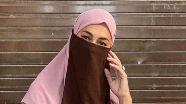 Lebih Anggun dan Bikin Penasaran, Intip 15 Potret Artis Menggunakan Cadar saat Ibadah Umrah