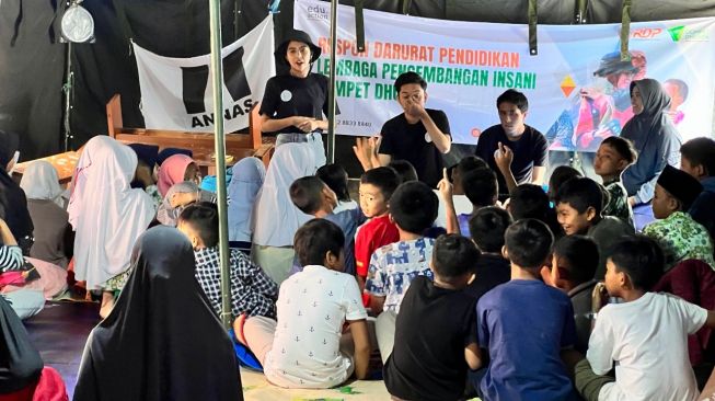  Amanda Endrinayla (berdiri mengenakan topi) bersama tim Generaction Project memberikan bantuan dan menghibur anak-anak korban gempa Cianjur. [Instagram]