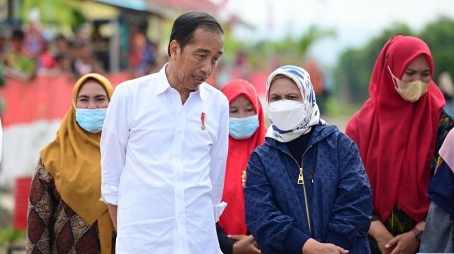 Presiden Joko Widodo atau Jokowi didampingi Ibu Negara Iriana meninjau sekaligus meresmikan secara langsung hunian tetap (huntap) pascabencana badai siklon tropis seroja di Desa Tambe, Kecamatan Bolo, Kabupaten Bima, Nusa Tenggara Barat (NTB), Kamis (29/12/2022). [Muchlis Jr - Biro Pers Sekretariat Presiden]