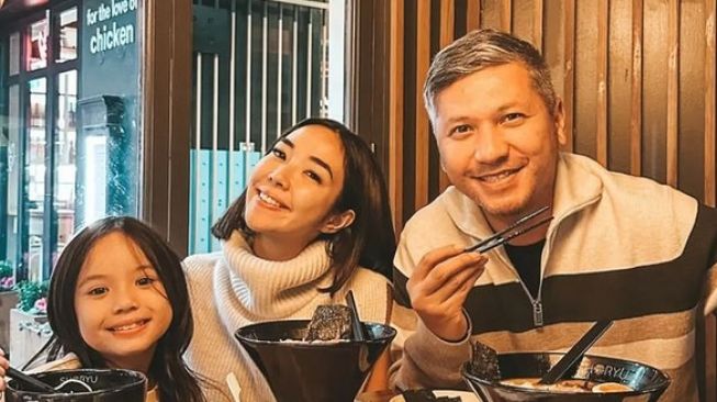 5 Portraits of Gading Marten and Gisella Anastasia's holiday in London.  (Doc: Instagram/Gadiiing)