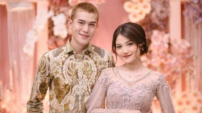 Lamaran Artis Paling Bikin Baper 2022 (Instagram/@dindazani)