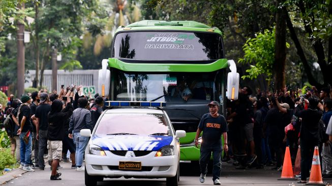 Bus Timnas Thailand dilempari batu saat memasuki kompleks GBK jelang laga kontra Timnas Indonesia di matchday ketiga Grup A Piala AFF 2022, Kamis (29/12/2022). [Foto: Istimewa]