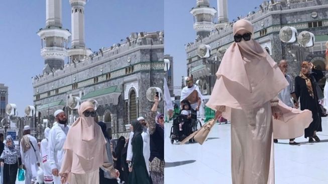 Potret artis pakai cadar saat umrah (Instagram/@princessyahrini)