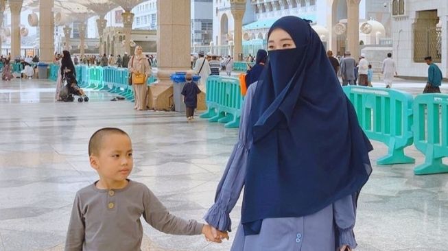 Potret artis pakai cadar saat umrah (Instagram/@larissachou)