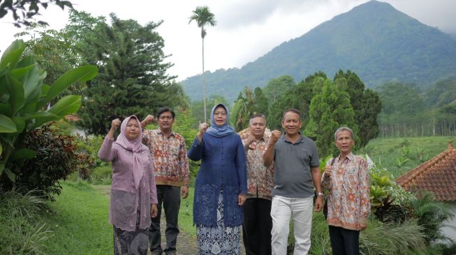 Teknologi Rumah Kaca atau Smart Green House (SGH) yang diluncurkan Kementerian Pertanian melalui Direktorat Jenderal Prasarana dan Sarana Pertanian (Ditjen PSP) mulai dimanfaatkan petani di Mojokerto, Jawa Timur.  (Dokumen: Kementerian Pertanian).