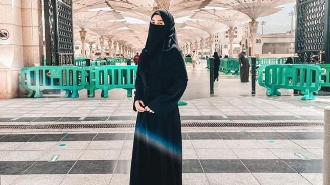 Potret artis pakai cadar saat umrah (Instagram/@hennyyrahman)