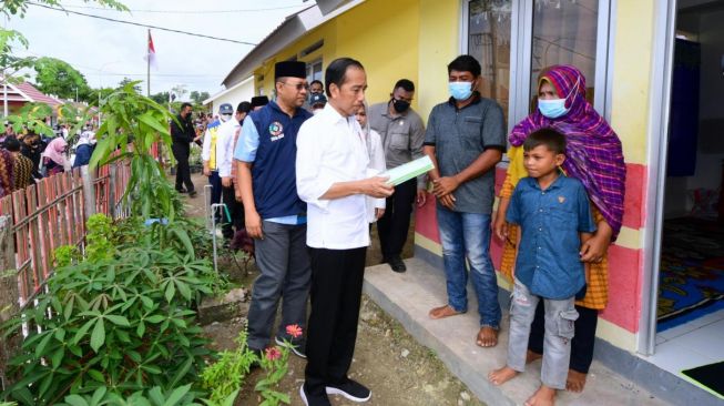 Presiden Joko Widodo atau Jokowi meninjau sekaligus meresmikan secara langsung hunian tetap (huntap) pascabencana badai siklon tropis seroja di Desa Tambe, Kecamatan Bolo, Kabupaten Bima, Nusa Tenggara Barat (NTB), Kamis (29/12/2022). [Muchlis Jr - Biro Pers Sekretariat Presiden]