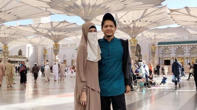 Potret artis pakai cadar saat umrah (Instagram/@dhiniaminarti)